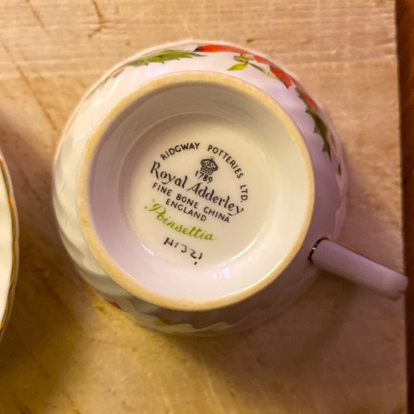 Royal Adderley poinsettia tea cup and saucer - Picture 4 of 5